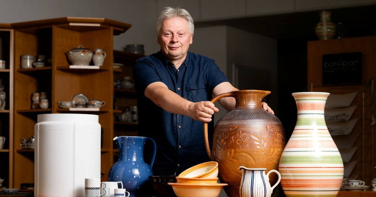 Andreas Kannegießer mit einem Krug aus der Manufaktur