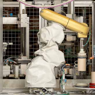 Robotergestützte Anlage zum Ansetzen keramischer Henkel